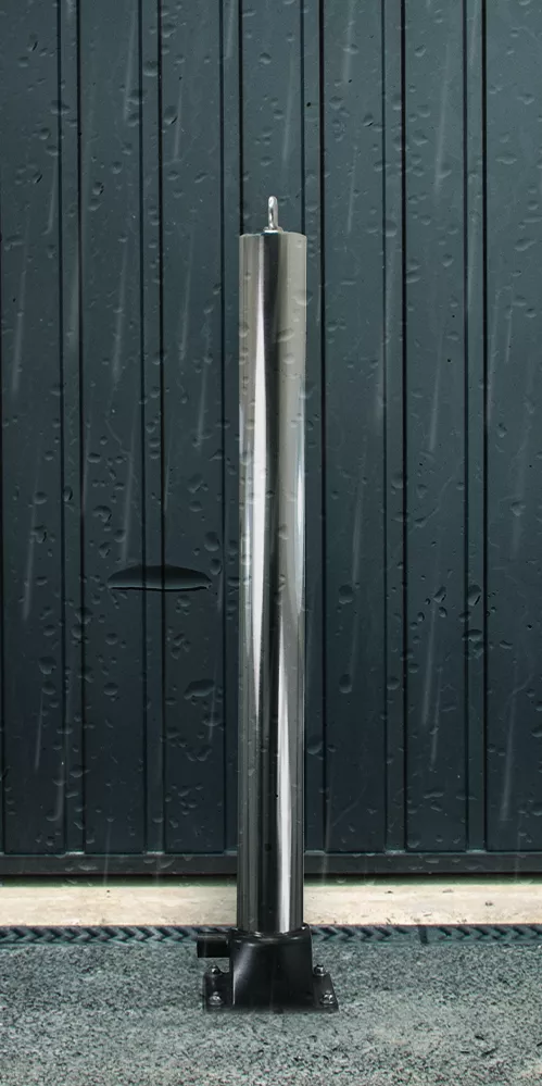STAINLESS_STEEL_POSTS_BOLLARDS_RAIN_IMAGE
